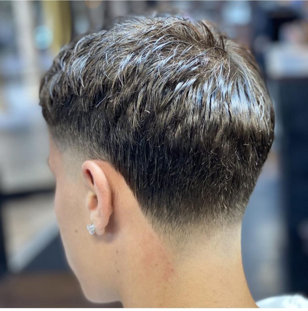 Fade Texturizado – O famoso degradê não sai de cena, mas agora aparece com mais textura no topo, deixando o cabelo com mais volume e movimento.