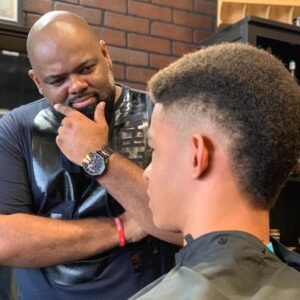 Cortes de cabelo masculinos para 2026: Mullet moderno, degradês e dicas de estilização